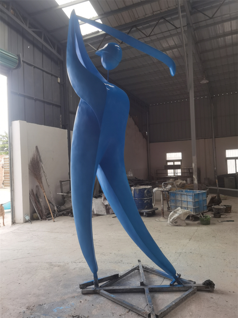 不銹鋼雕塑和其他材質的對比